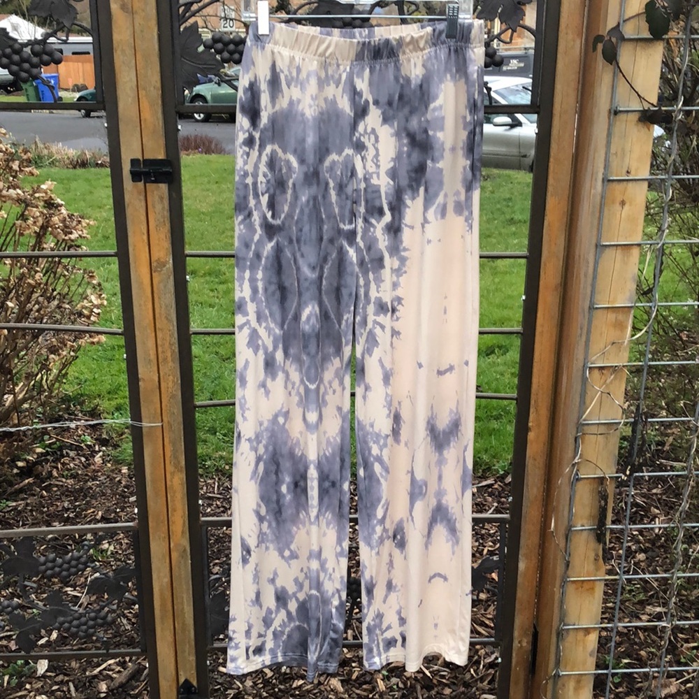 Beyond this Plane gray and white lounge pants size 2XL